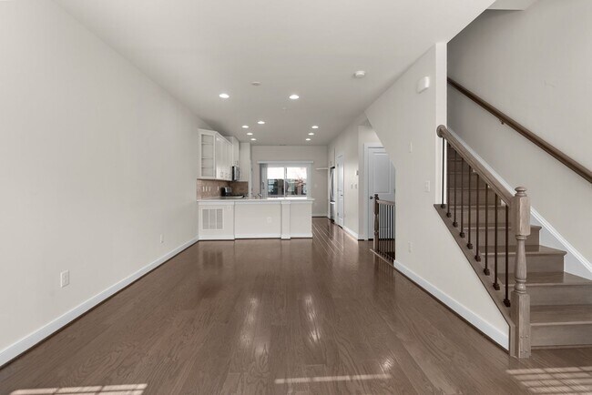 Building Photo - 3 Bed 4.5 Bath - Downtown Crown Townhouse ...