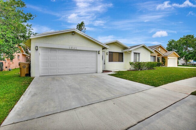 Building Photo - 1541 SW 102nd Terrace