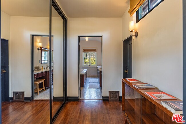 Building Photo - 8440 Harold Way