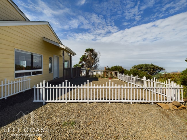 Building Photo - 1033 NW Inlet Ave