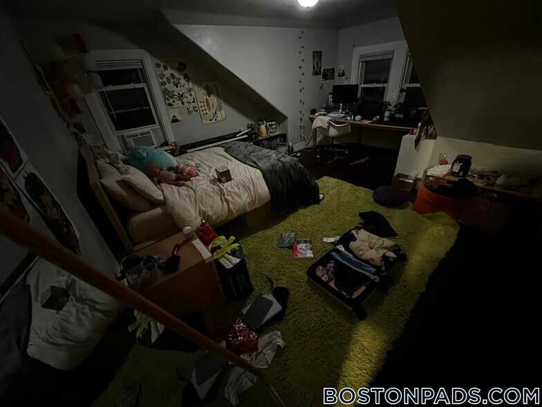 Building Photo - 42 Hillside St