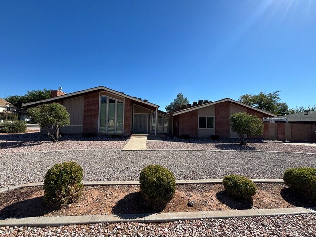 Building Photo - SPACIOUS REMODELED HOME FOR RENT!