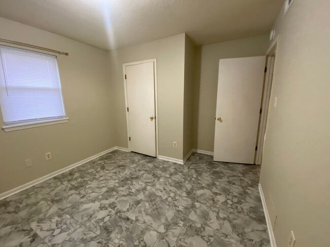 Building Photo - 3BR/1BA/1 car garage - duplex unit