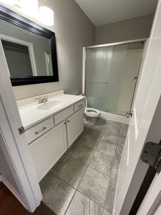 Building Photo - 2 bed/ 2 bath