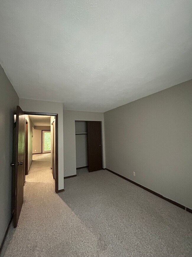 Building Photo - 60 Ironwood Ct