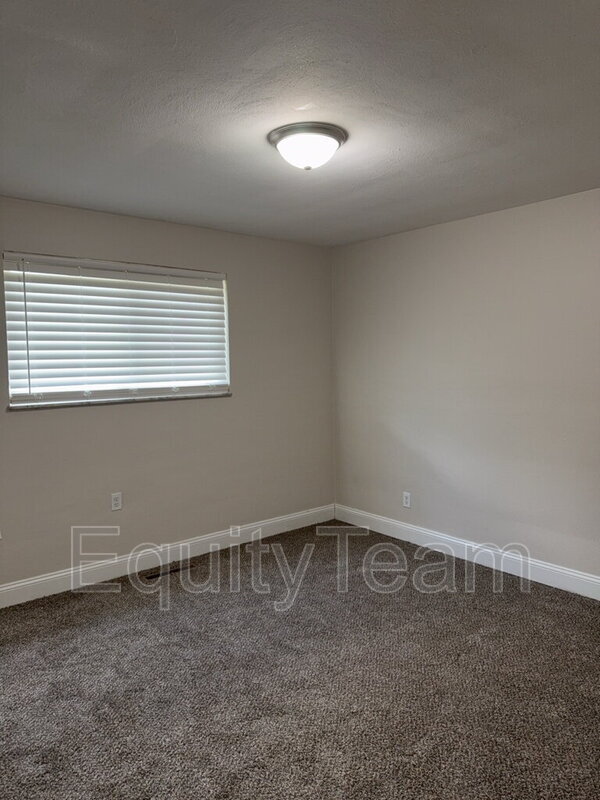 Building Photo - 204 N 10th St
