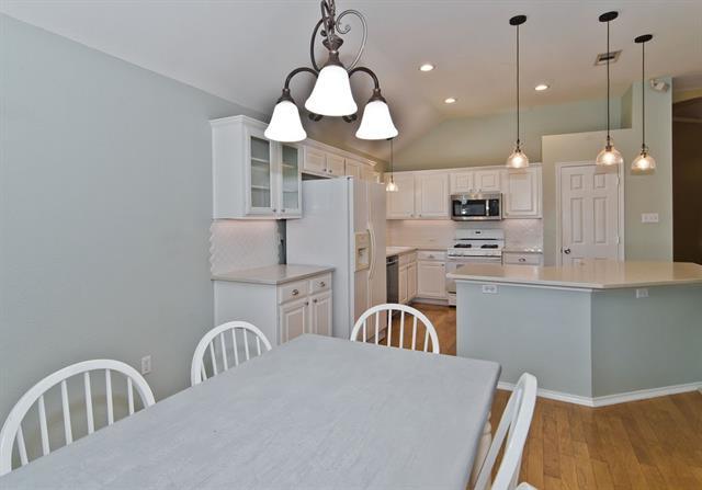 Building Photo - 3700 Villanova Dr