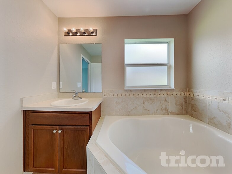 Building Photo - 1016 15th St NE