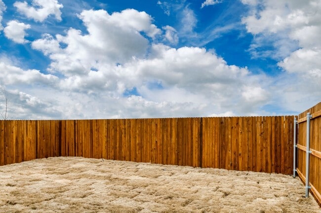 Building Photo - GORGEOUS 3 BEDROOM DUPLEX LOCATED IN MIDLO...