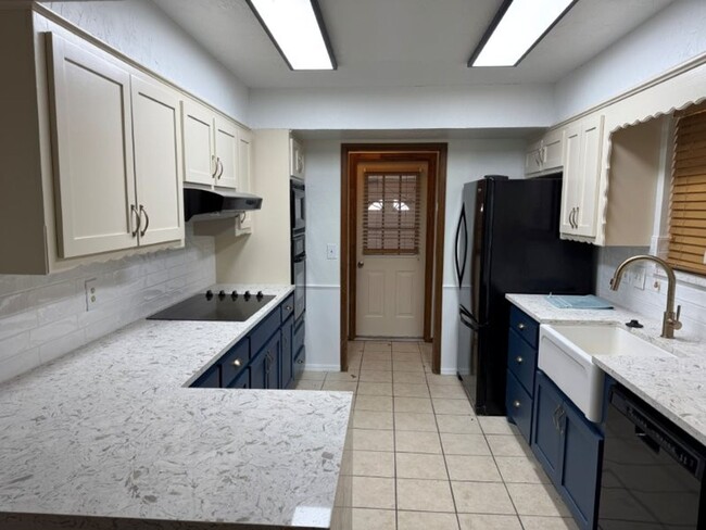 Building Photo - 3 bedroom 2 bath with updated kitchen and ...