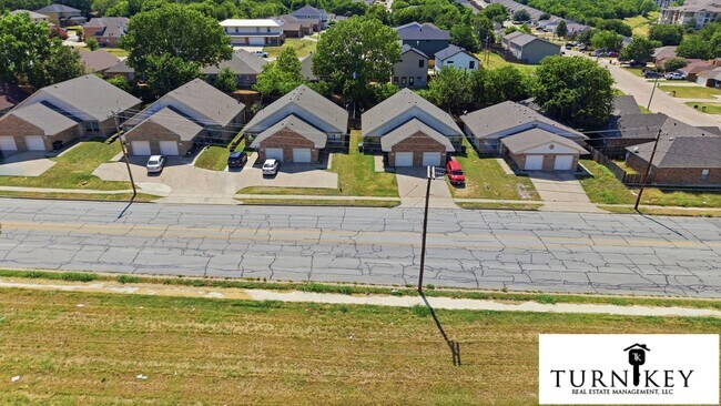 Building Photo - 3116-3118 S Cherry Ln