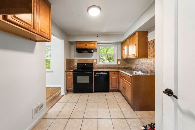 Building Photo - Spacious five bedroom home