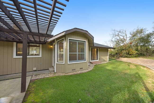 Building Photo - 9168 Eastside Rd