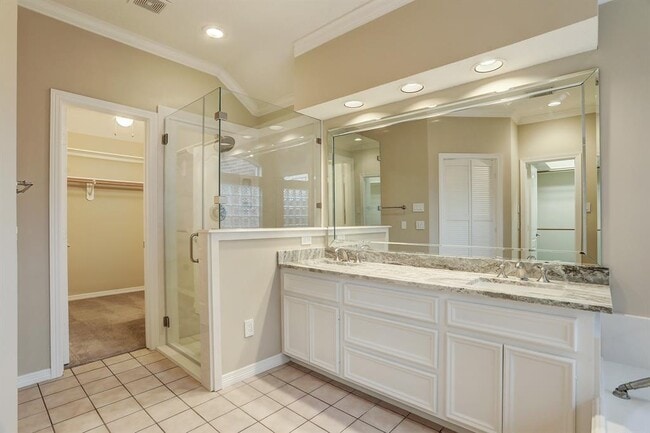 Building Photo - 316 Parkwood Village Dr