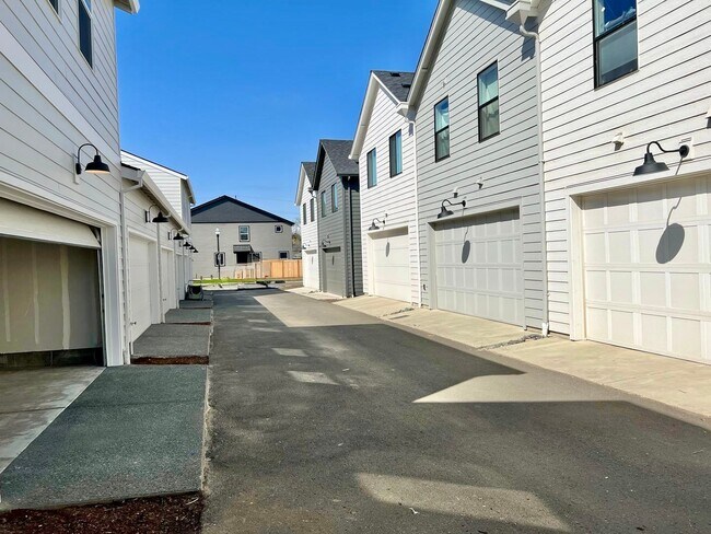 Building Photo - FREE RENT!! NEARLY NEW  HOME IN EZ LIVING ...