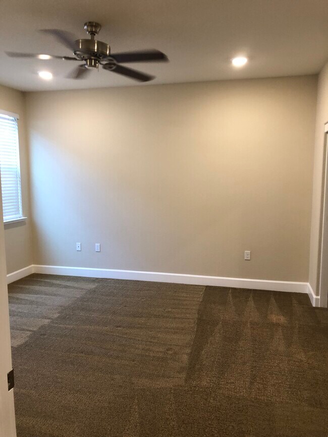 Building Photo - 1120 Karby Ter