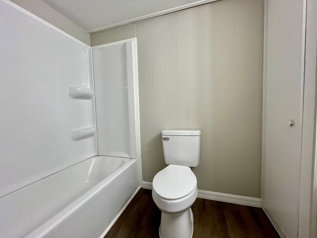 Building Photo - 2 Bed 2 Bath Thonotosassa! New paint throu...