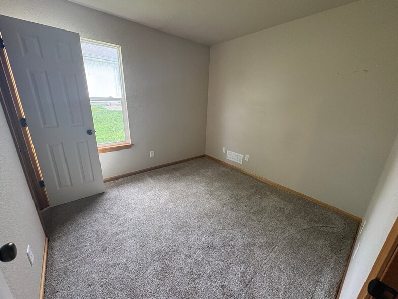 Building Photo - 107 SW Rock Gdn Ln