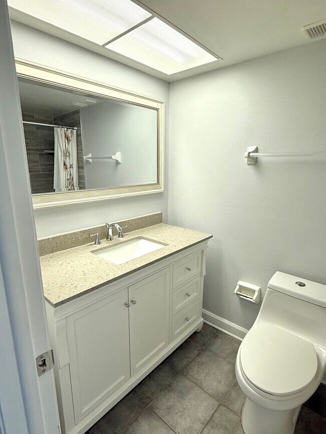 Building Photo - 2 Bed 2 Bath Condo for Rent in 55+ Peaceful Community!