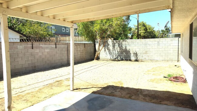 Building Photo - 5821 W Eugene Ave