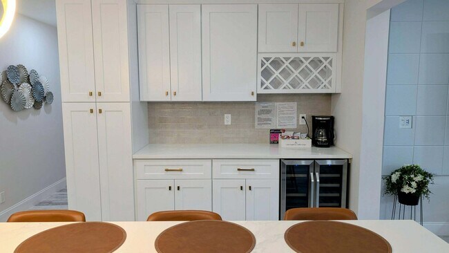 Building Photo - 8416 Pine Tree Ln