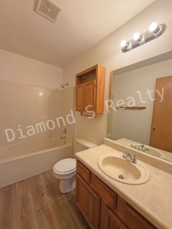 Building Photo - Cute and Clean 3-Bedroom Home Available in Southwest Spfd