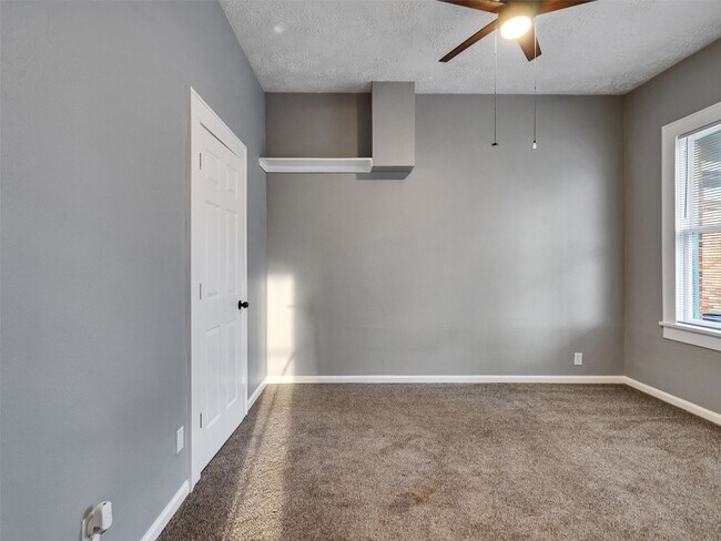 Building Photo - 414 N Avenue C