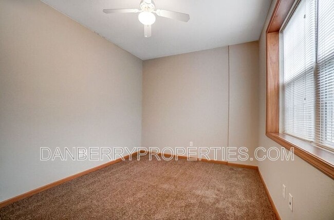 Building Photo - 1123 N Byrne Rd