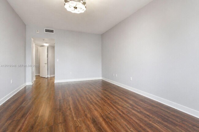 Building Photo - 520 Brickell Key Dr