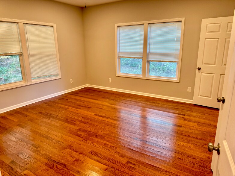 Building Photo - 557 Handyman Ct