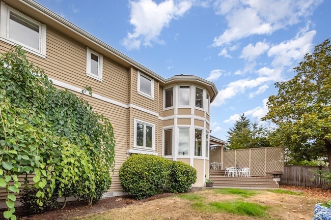 Building Photo - Beautiful Bellevue home with a View!