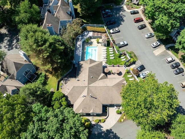 Building Photo - 2124 Old Pond Ln