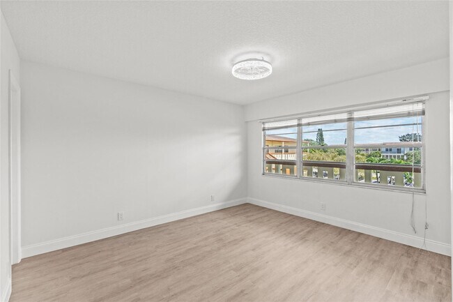 Building Photo - 204 Mansfield F