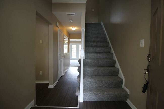 Building Photo - Updated 2 Bed/ 2.5 Bath