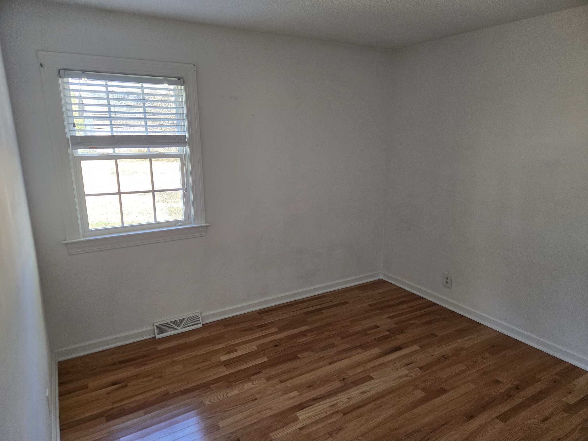 2nd bedroom - 10025 N Oak St