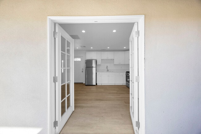 Building Photo - 308 N Catalina Ave