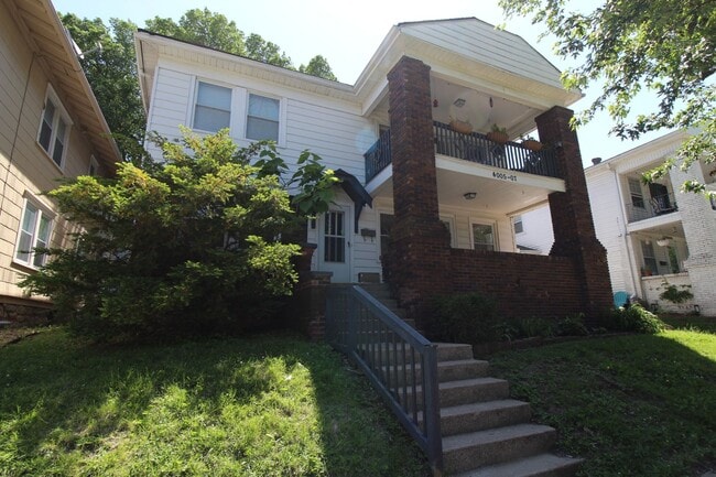 Building Photo - Updated 2 Bedroom 1 Bath Duplex Within Walking Distance to KU Med