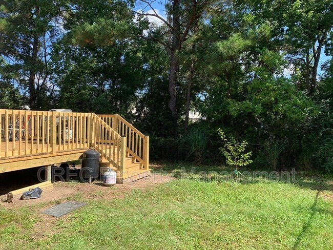 Building Photo - 2318 N England Ct