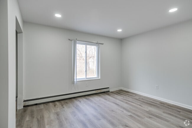 2BR, 1BA - 900SF - Bedroom - Dorchester Arms