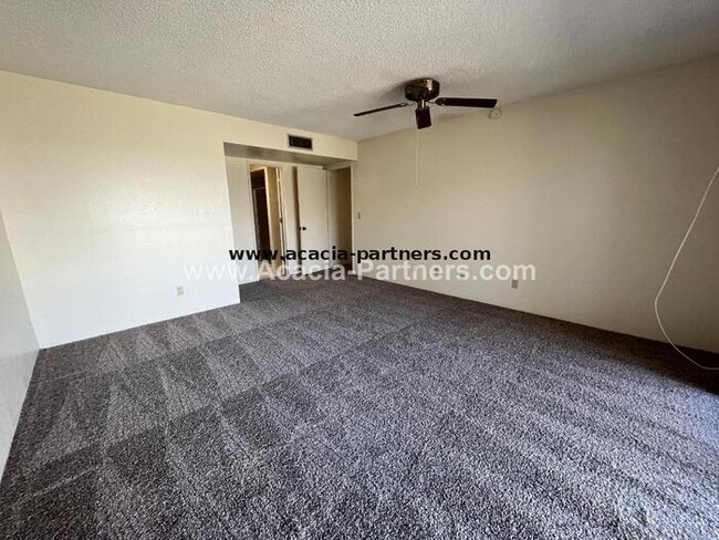 Building Photo - Eastside Townhome