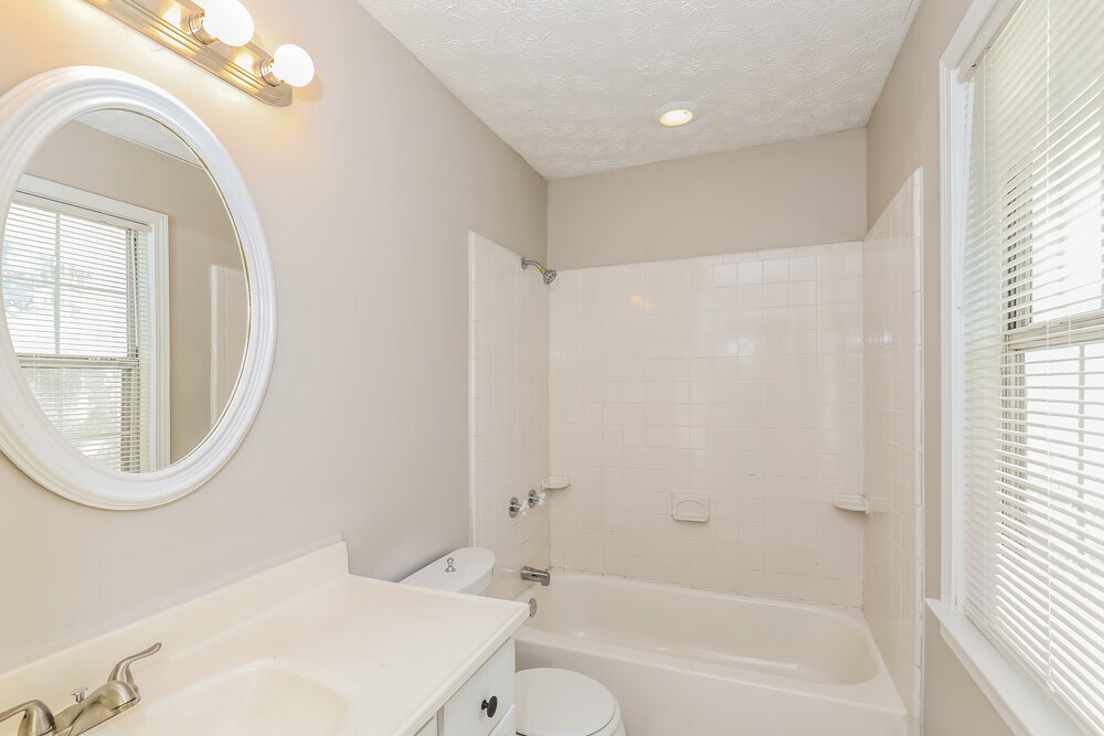 Building Photo - 320 Laurel Ln