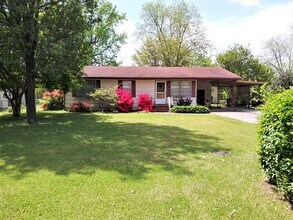 Building Photo - Charming 3 Bedroom Home on a Quiet Street!