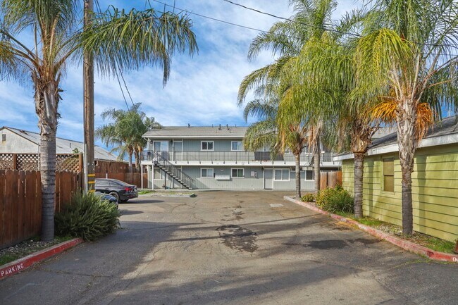 Building Photo - 111 N Walnut Ave