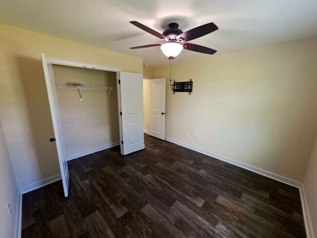 Building Photo - 3BD 2BA in Bradford Estates