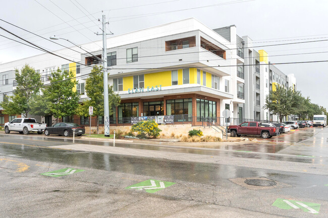 Building Photo - 2900 Manor Rd