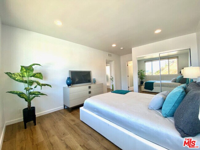 Building Photo - 6824 Esplanade