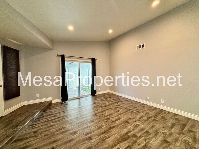 Building Photo - 15957 Randall Ave