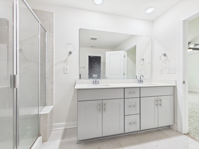 Building Photo - 3941 Woodland View Dr