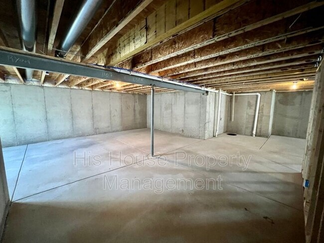 Building Photo - 1042 E 25th St