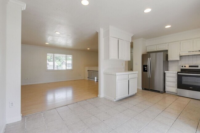 Building Photo - 4 bedroom house close to CSU